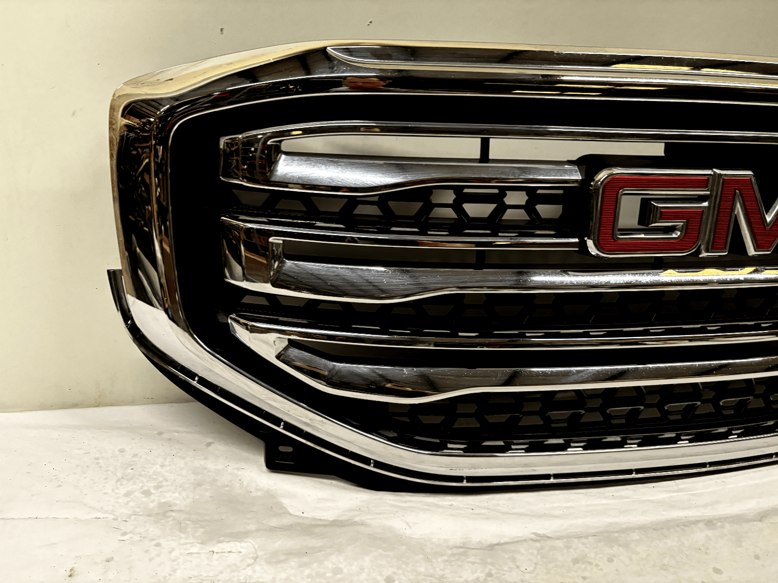 GMC Acadia Chrome Front Grille OEM 84431667 - Fits 2017-2019 SUV, Used - Image 10