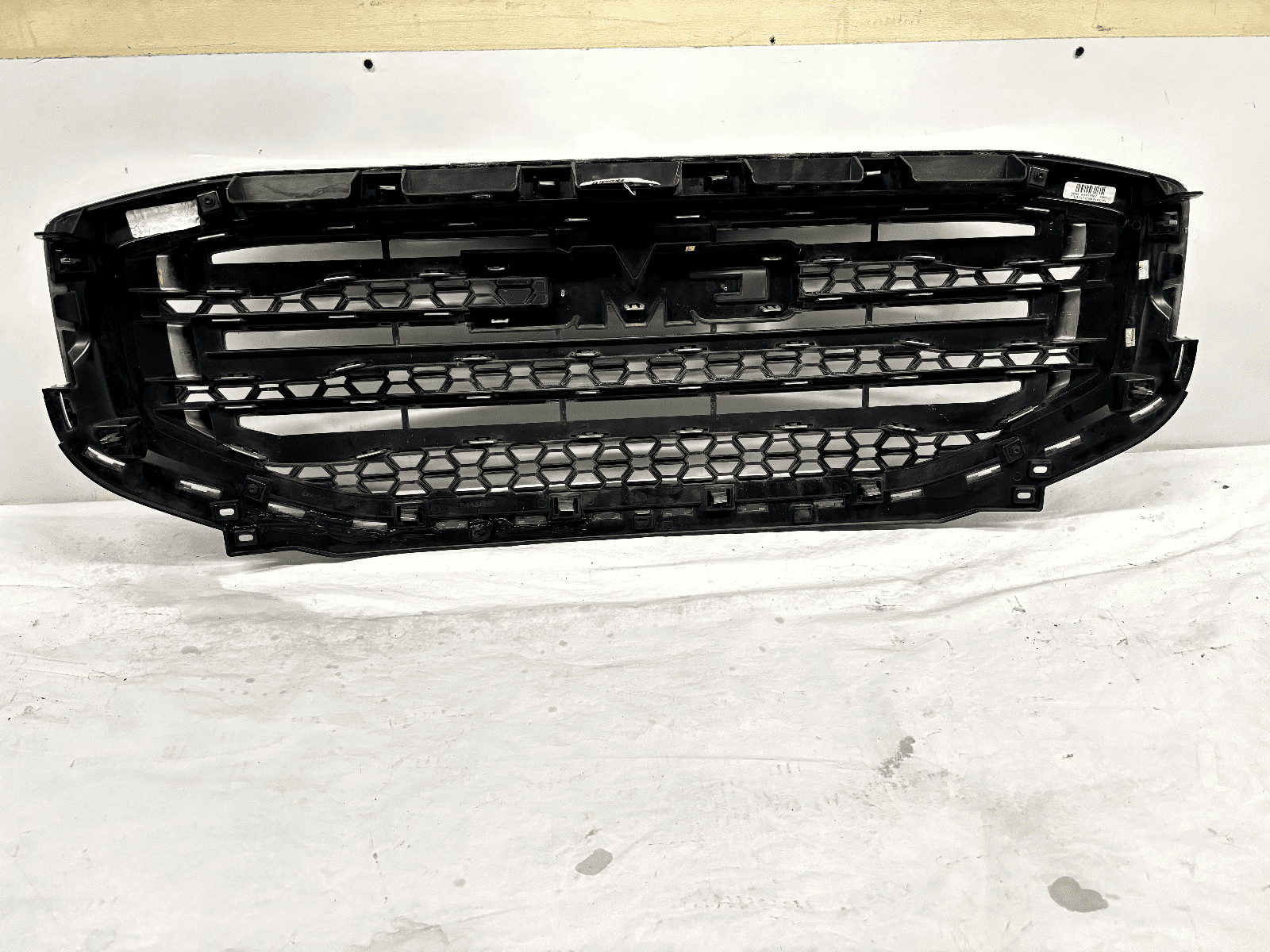 GMC Acadia Chrome Front Grille OEM 84431667 - Fits 2017-2019 SUV, Used - Image 17