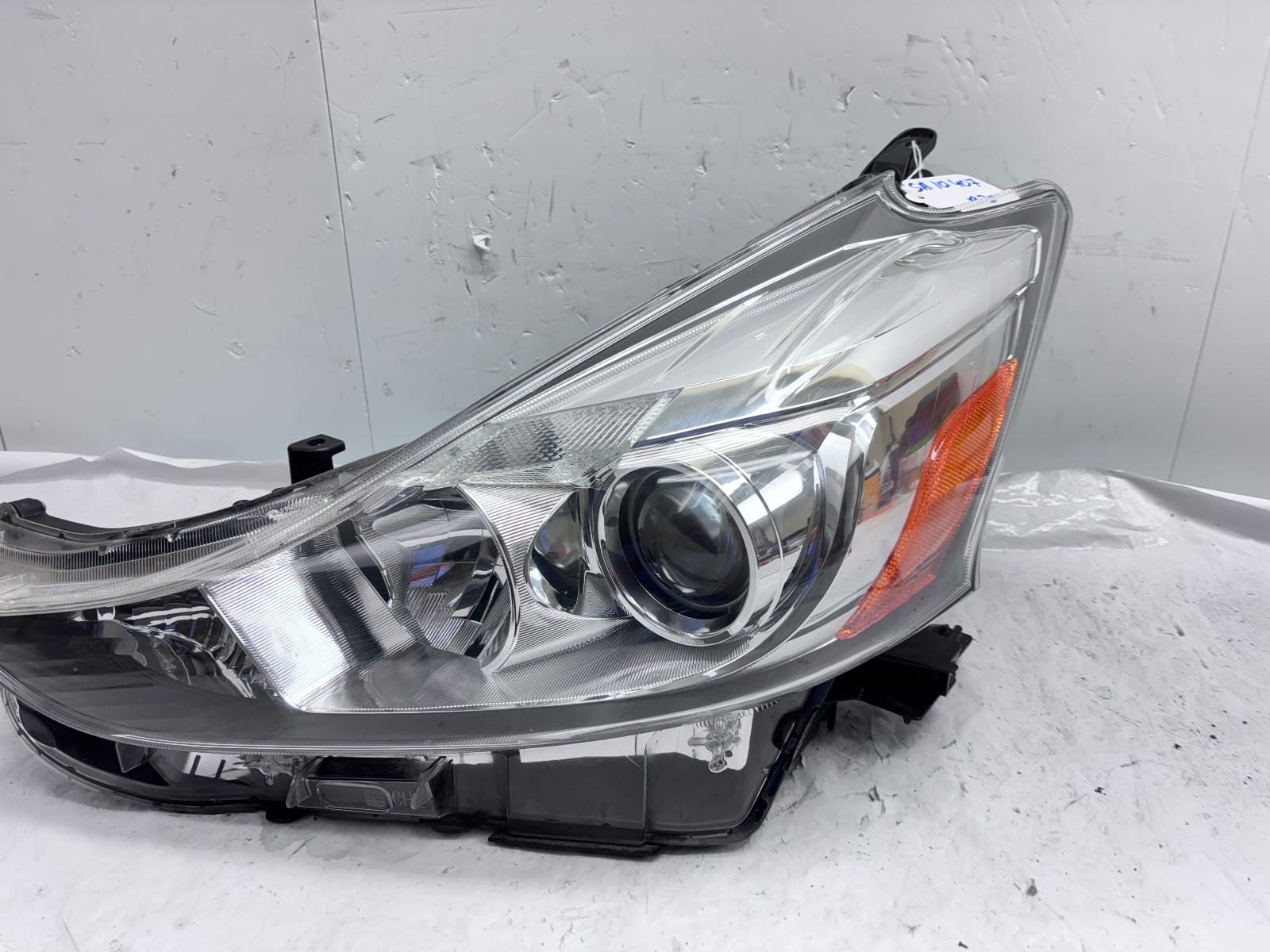 2015-2018 Toyota Prius V Halogen Front Left OEM Headlight - Image 3