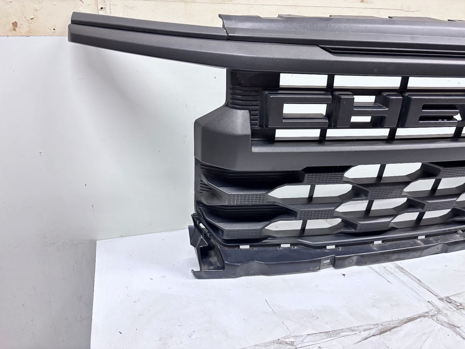 2022-2025 Chevy Silverado 1500 Black Front OEM Grille 84692656 - Image 3