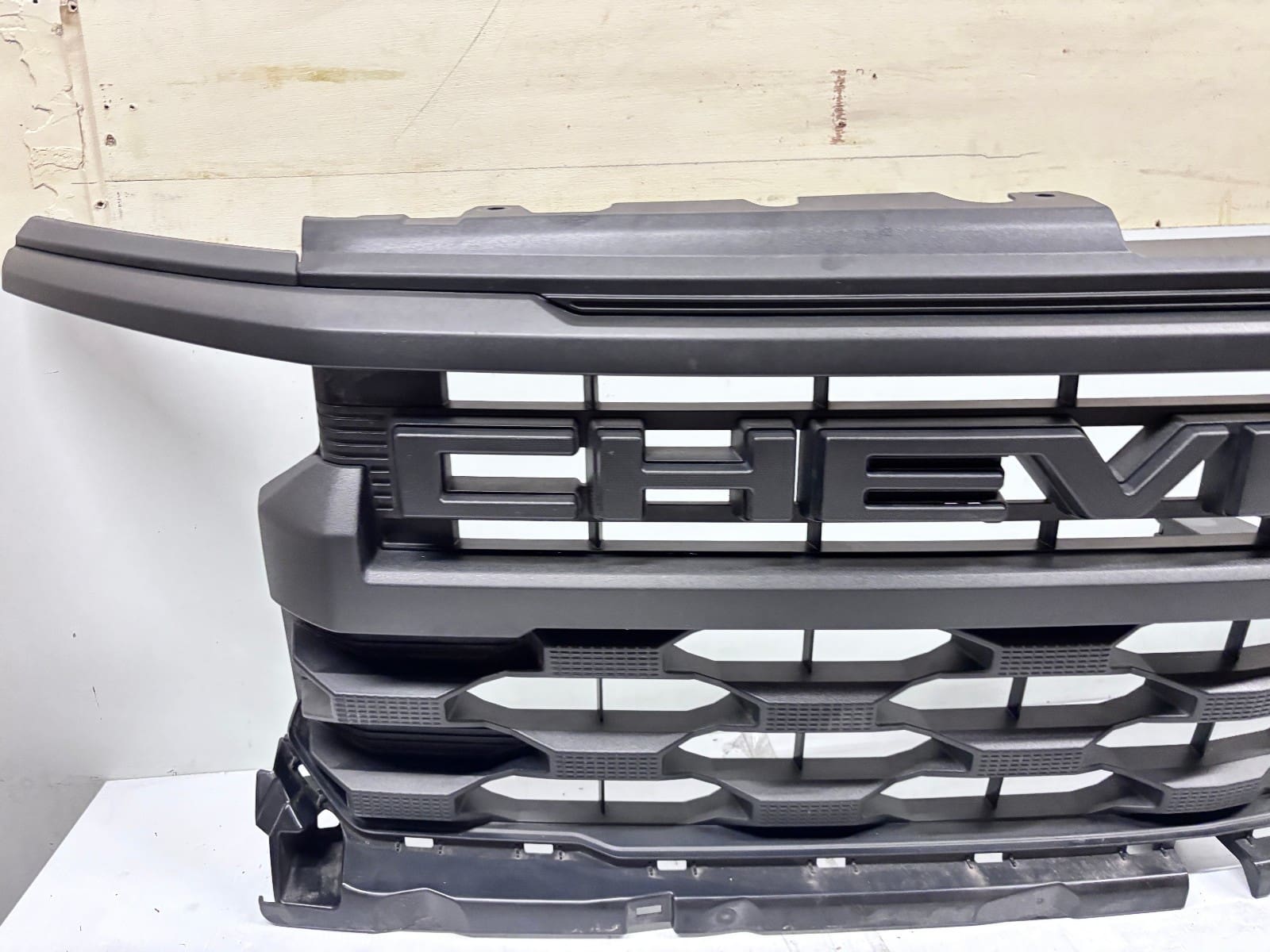 2022-2025 Chevy Silverado 1500 Black Front OEM Grille 84692656 - Image 4