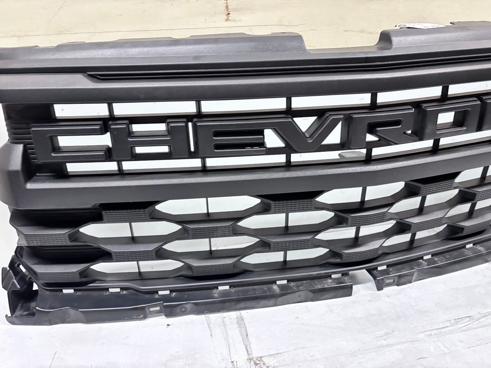 2022-2025 Chevy Silverado 1500 Black Front OEM Grille 84692656 - Image 5