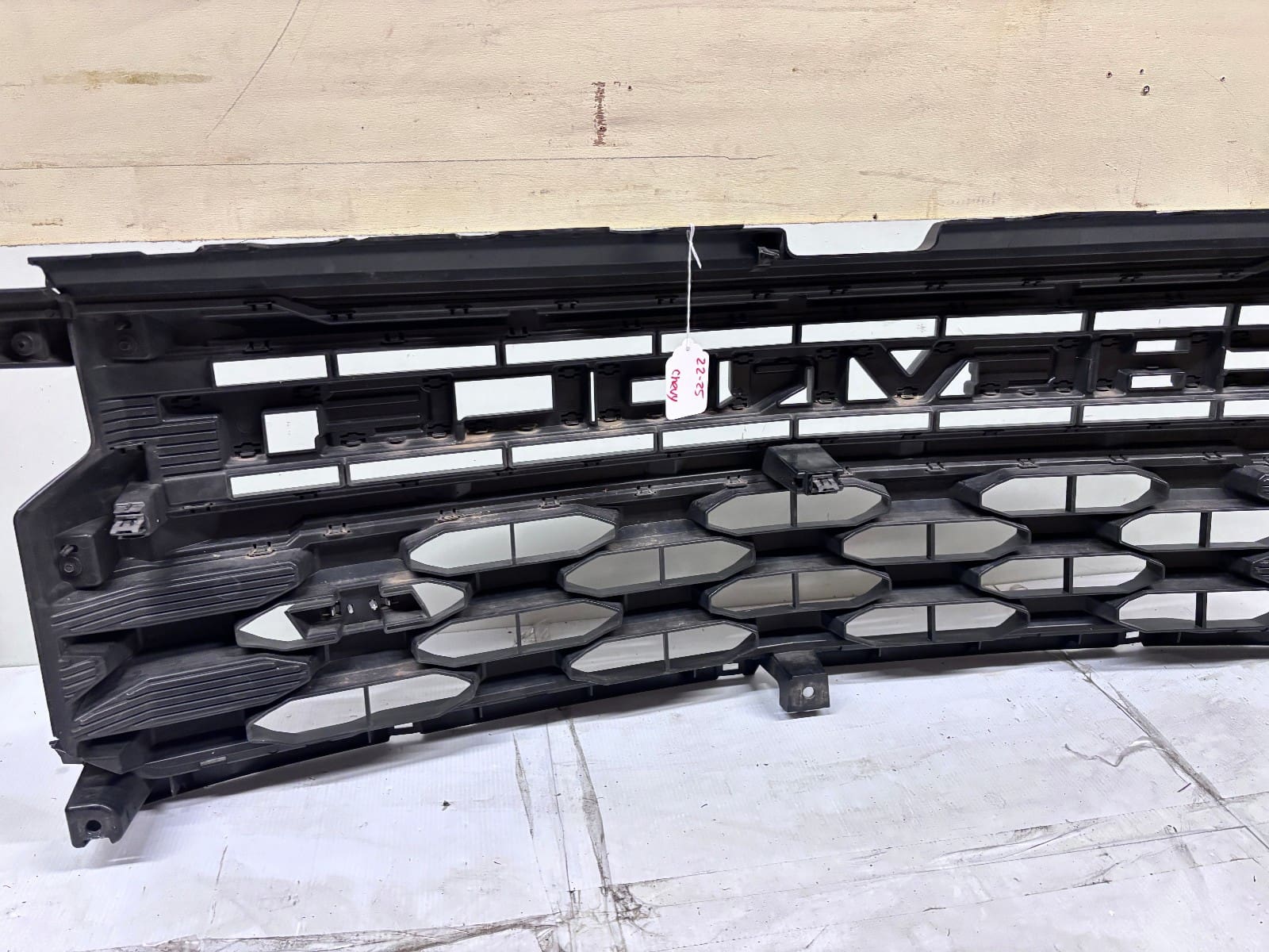 2022-2025 Chevy Silverado 1500 Black Front OEM Grille 84692656 - Image 15