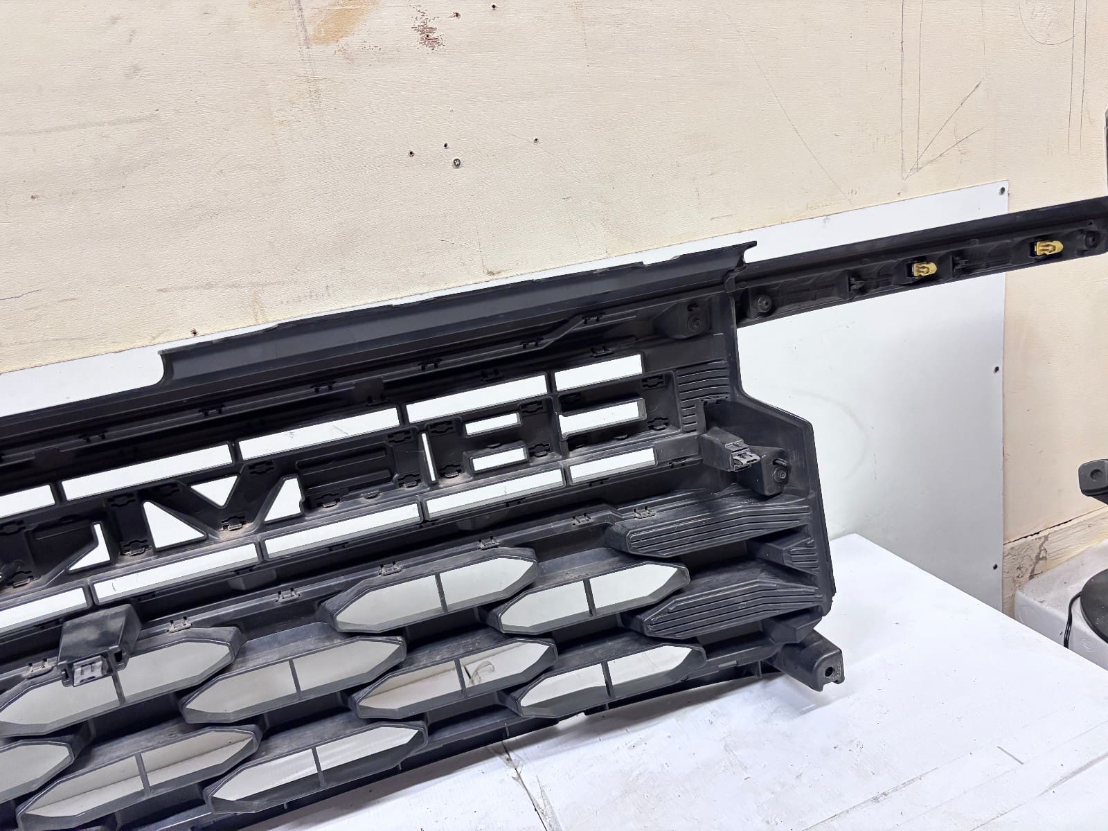 2022-2025 Chevy Silverado 1500 Black Front OEM Grille 84692656 - Image 16
