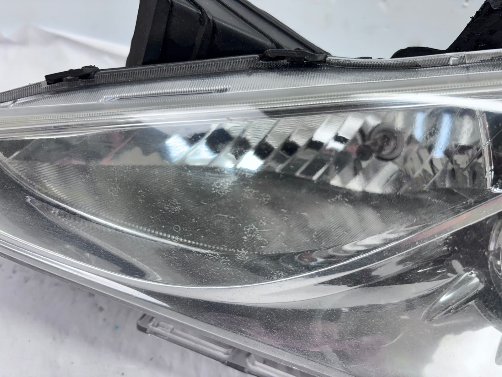 2011-14 Hyundai Sonata Front Left Halogen OEM Headlight 92101-39 Used - Image 4