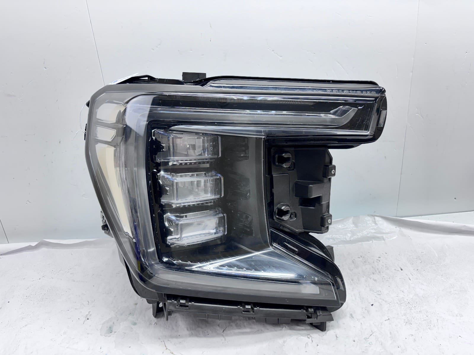 2021-2023 GMC Yukon Denali LED Front Right OEM Headlight 84898702