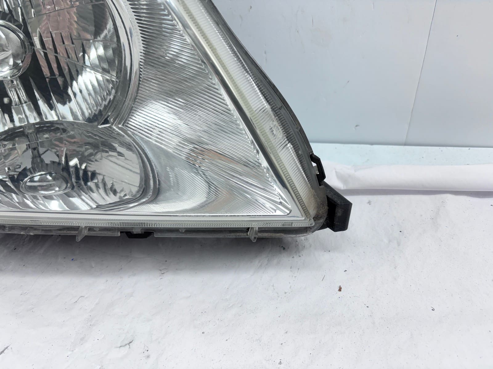 Used 2003-2005 Honda Pilot Front Right Halogen OEM Headlight - Image 2