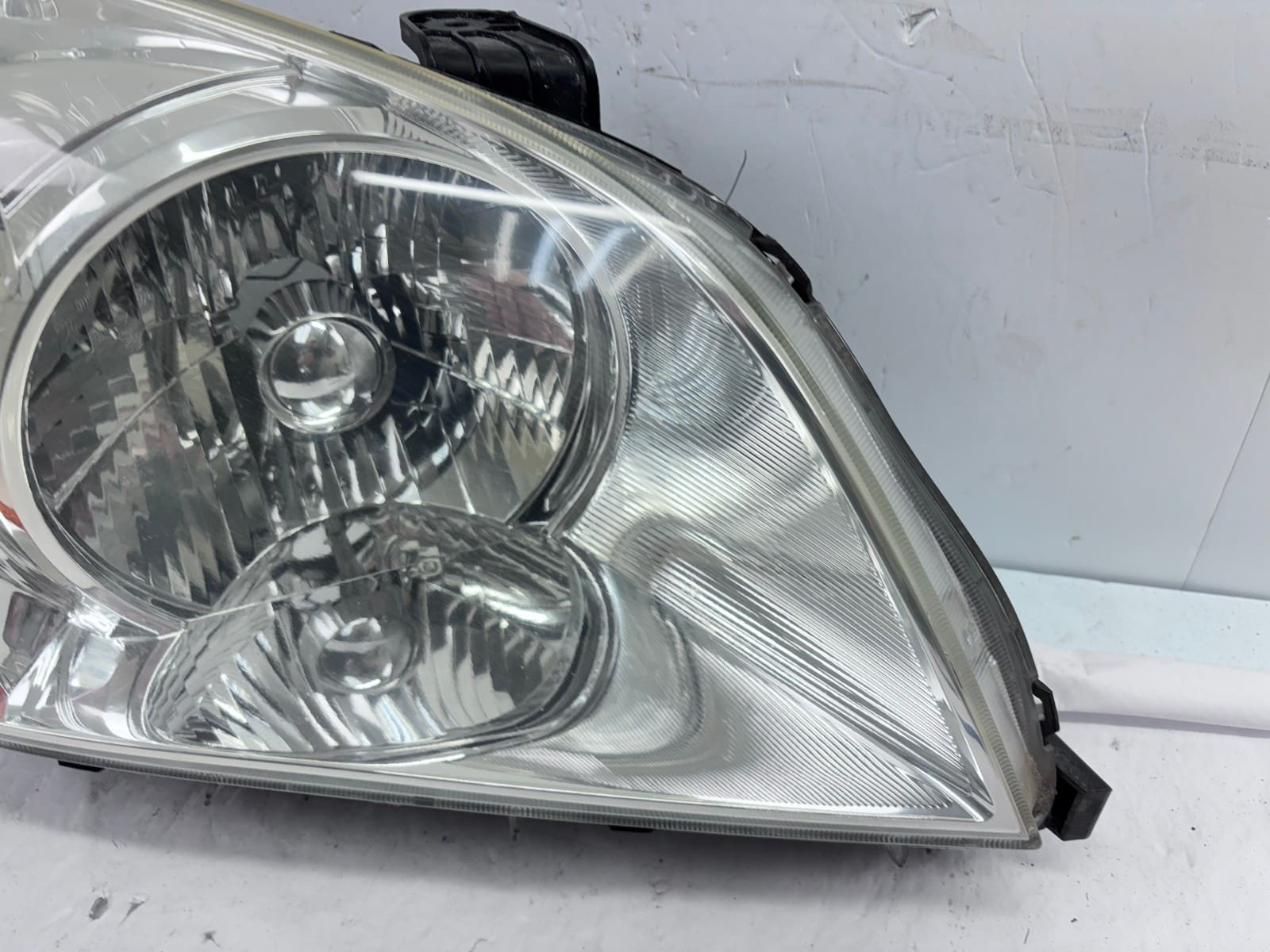 Used 2003-2005 Honda Pilot Front Right Halogen OEM Headlight - Image 4