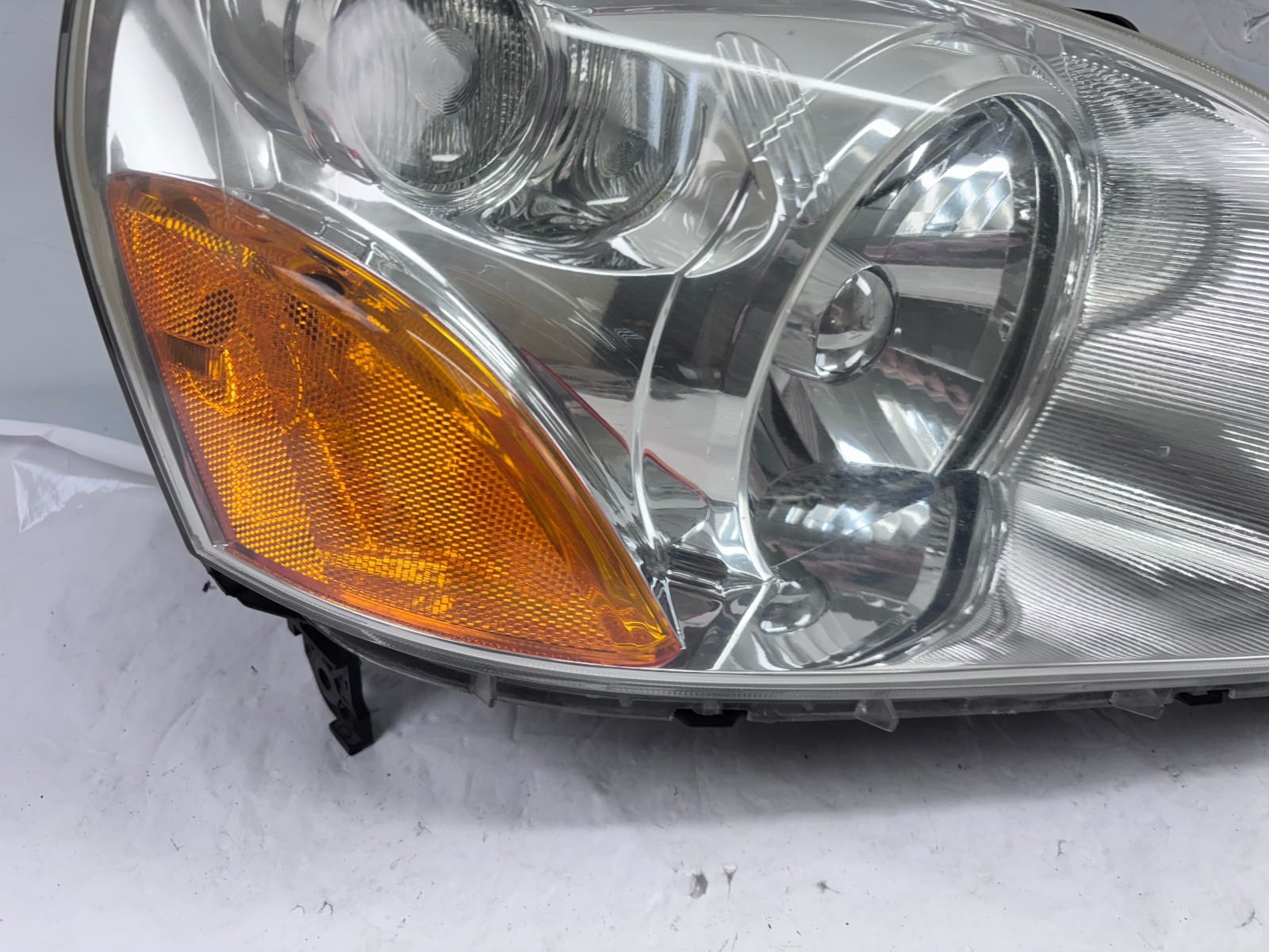 Used 2003-2005 Honda Pilot Front Right Halogen OEM Headlight - Image 8