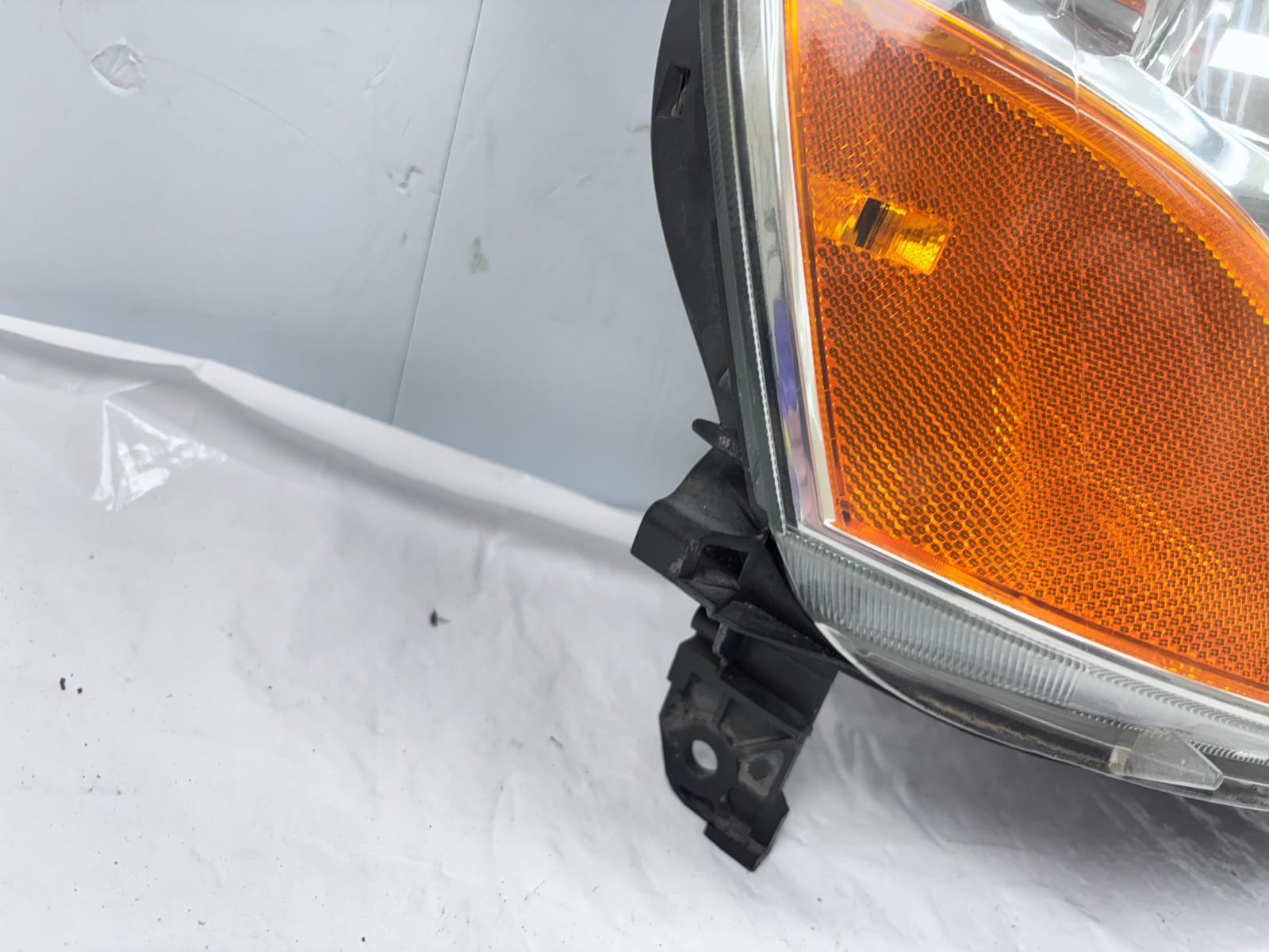 Used 2003-2005 Honda Pilot Front Right Halogen OEM Headlight - Image 10