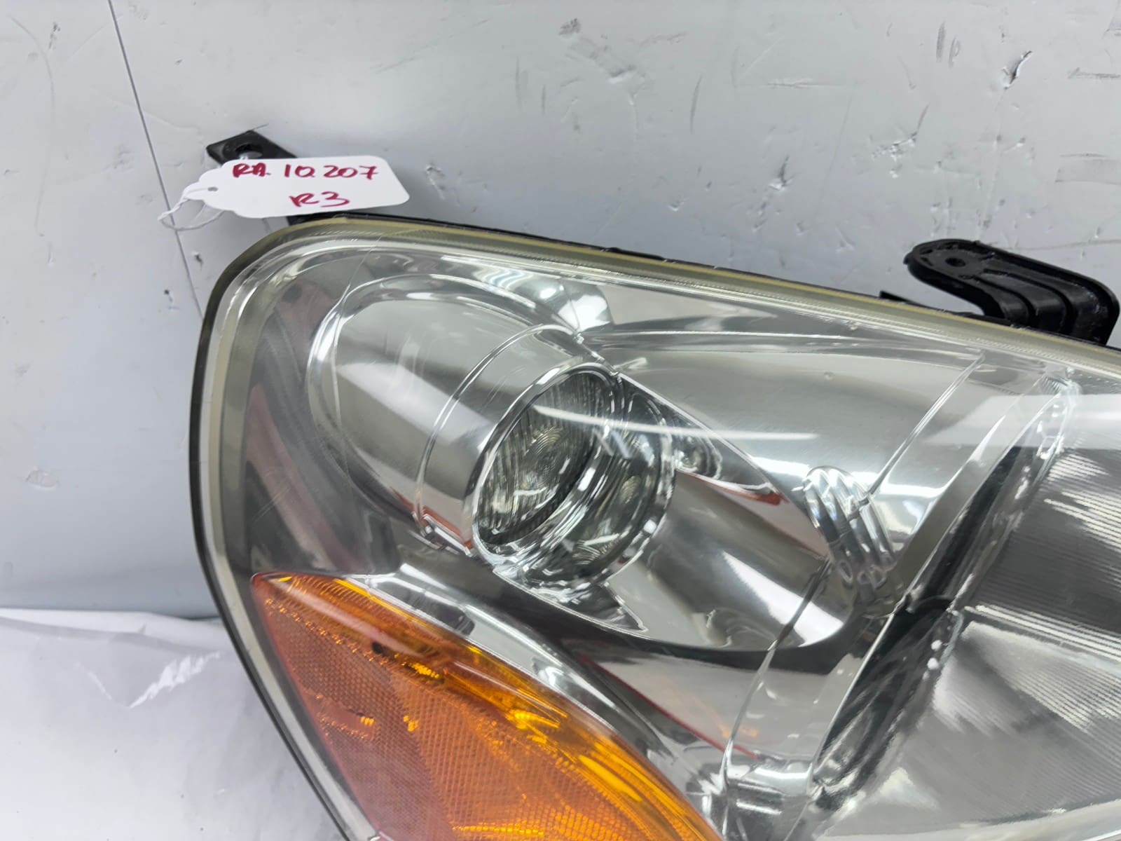 Used 2003-2005 Honda Pilot Front Right Halogen OEM Headlight - Image 13