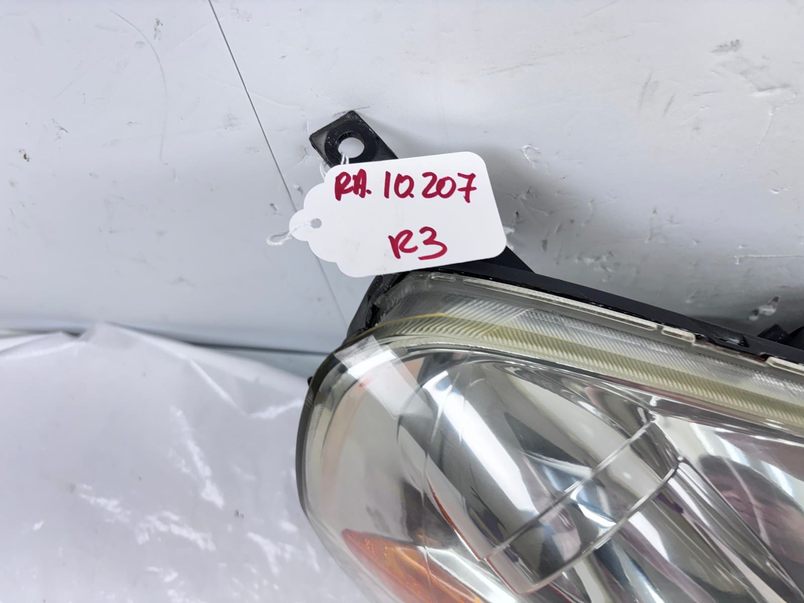 Used 2003-2005 Honda Pilot Front Right Halogen OEM Headlight - Image 16
