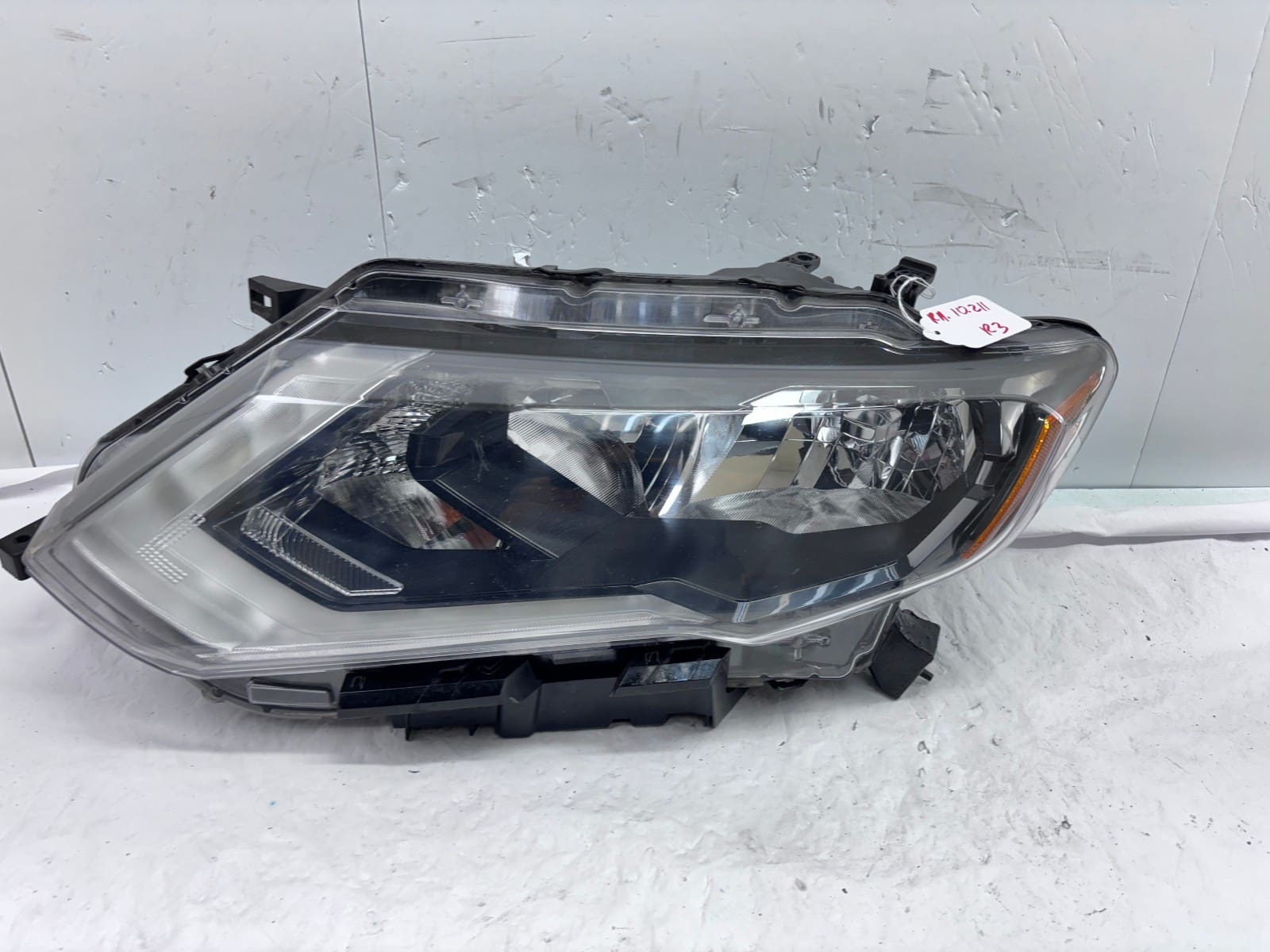 Used 2017-20 Nissan Rogue Front Left Halogen OEM Headlight Assembly - Image 2