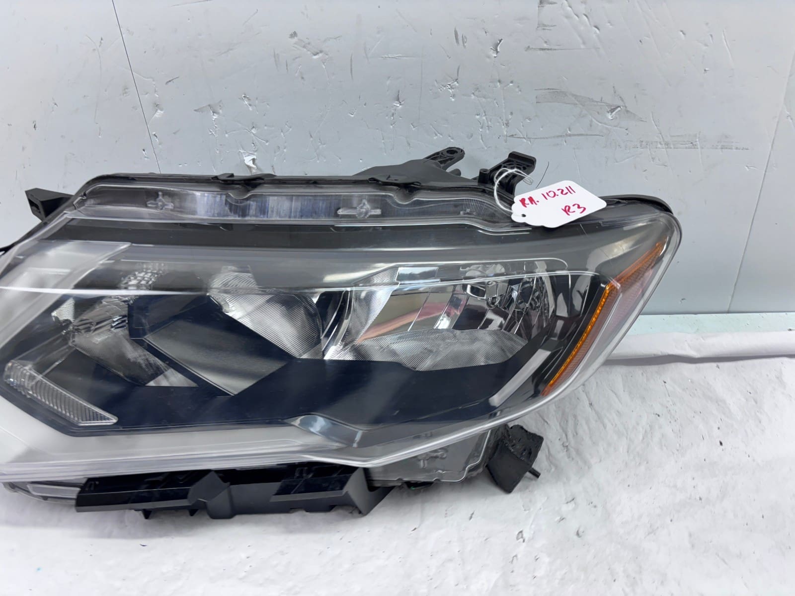 Used 2017-20 Nissan Rogue Front Left Halogen OEM Headlight Assembly - Image 3