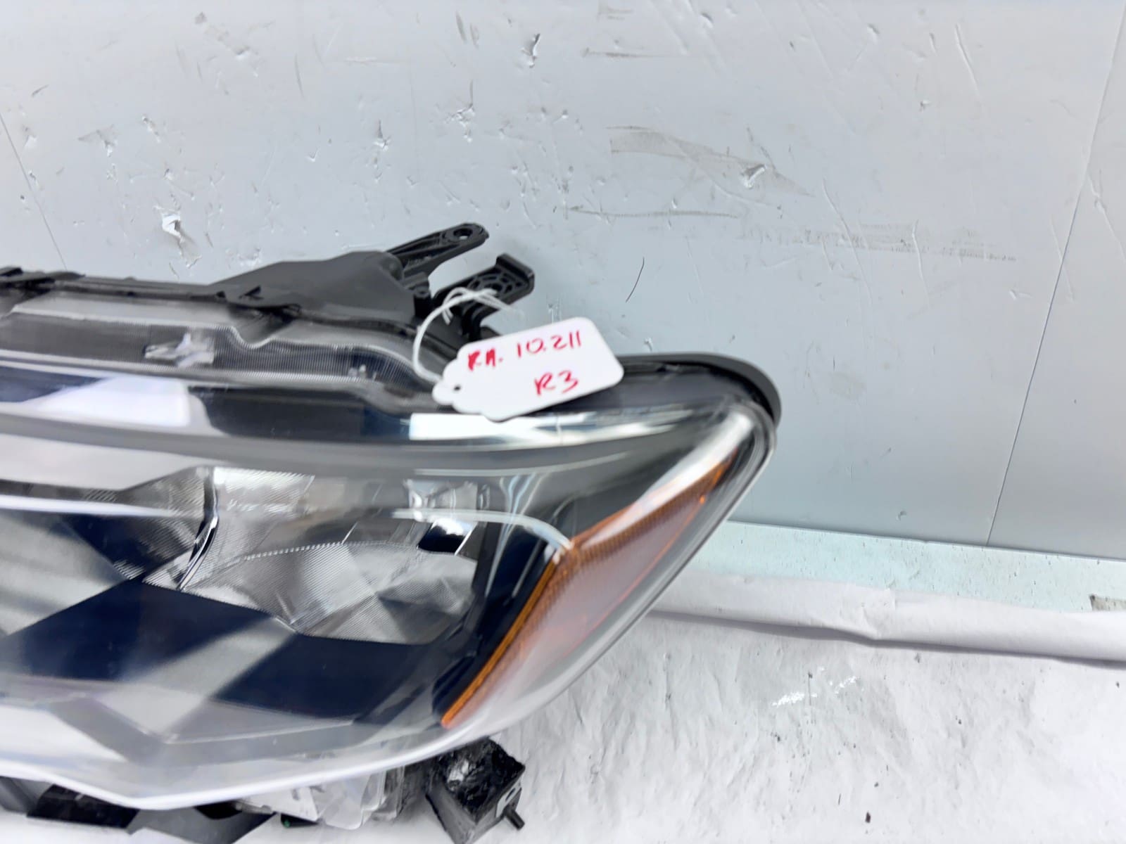 Used 2017-20 Nissan Rogue Front Left Halogen OEM Headlight Assembly - Image 4