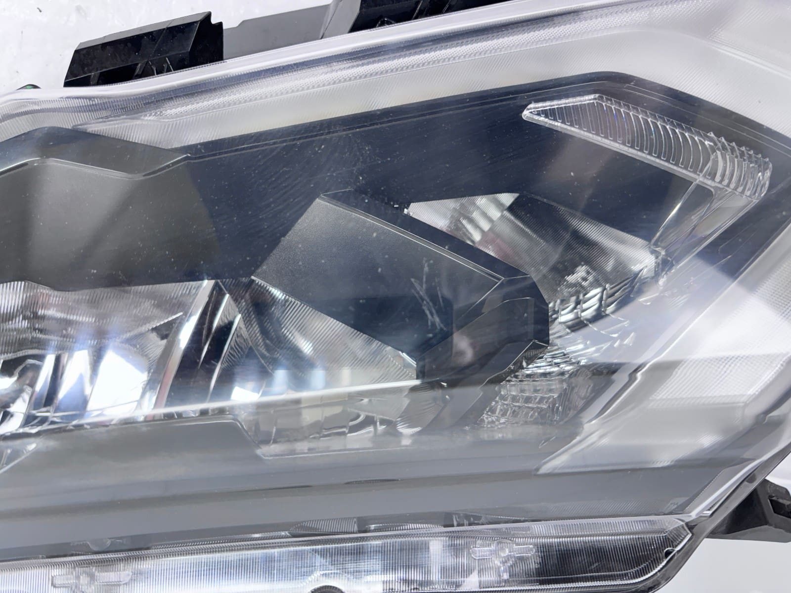 Used 2017-20 Nissan Rogue Front Left Halogen OEM Headlight Assembly - Image 11