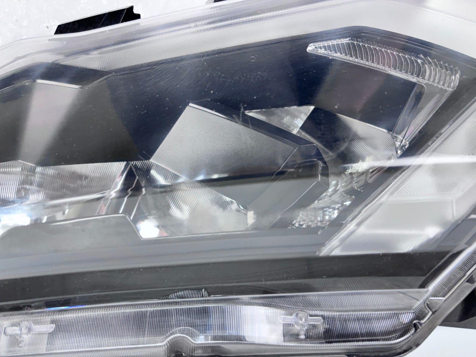 Used 2017-20 Nissan Rogue Front Left Halogen OEM Headlight Assembly - Image 12