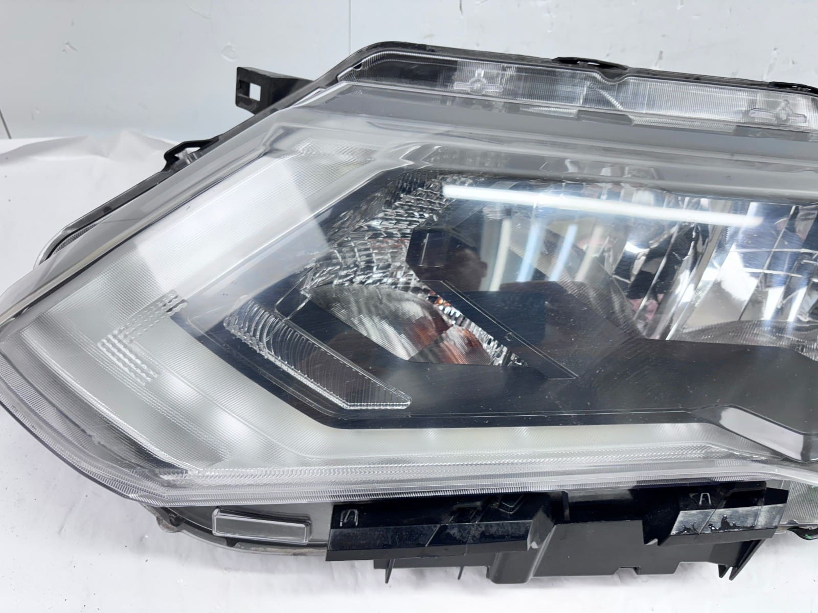 Used 2017-20 Nissan Rogue Front Left Halogen OEM Headlight Assembly - Image 16