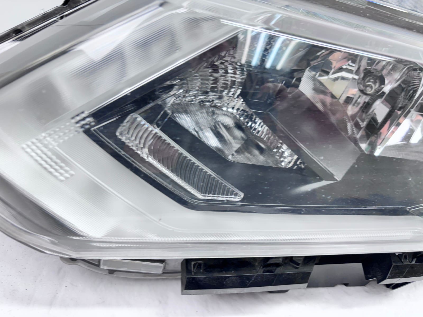 Used 2017-2020 Nissan Rogue Front Left OEM Halogen Headlight - Image 12