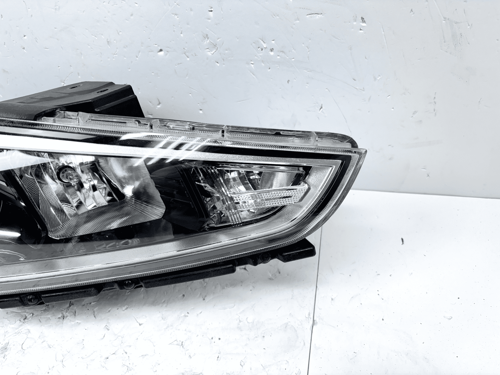 2018-20 Hyundai Elantra GT Halogen Front Right OEM Headlight 92102-g3040 - Image 4