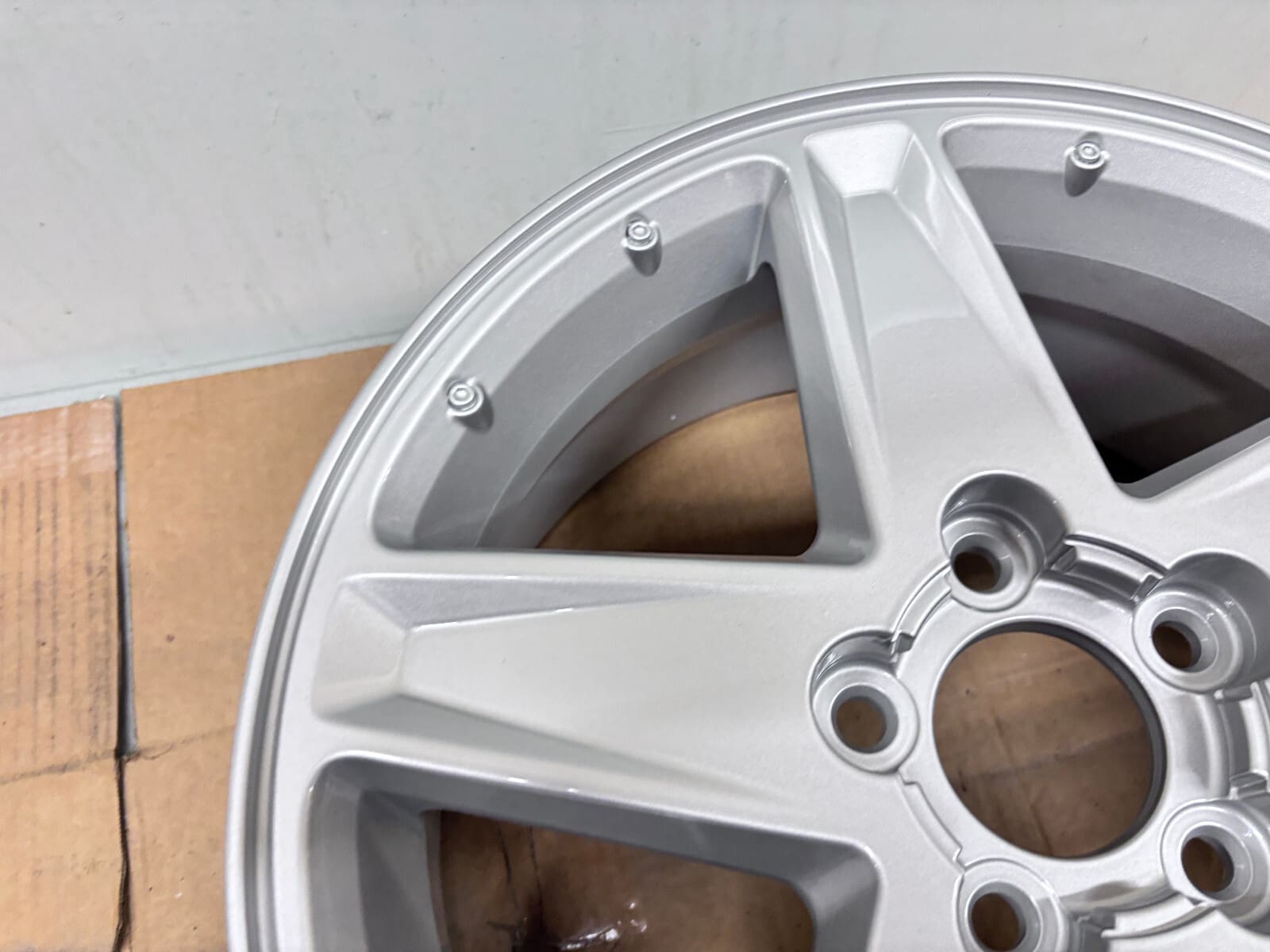 2005-06 Chevy Equinox OEM Wheel 17x7 9595554 Aluminum Rim - 1 Rim - Image 7