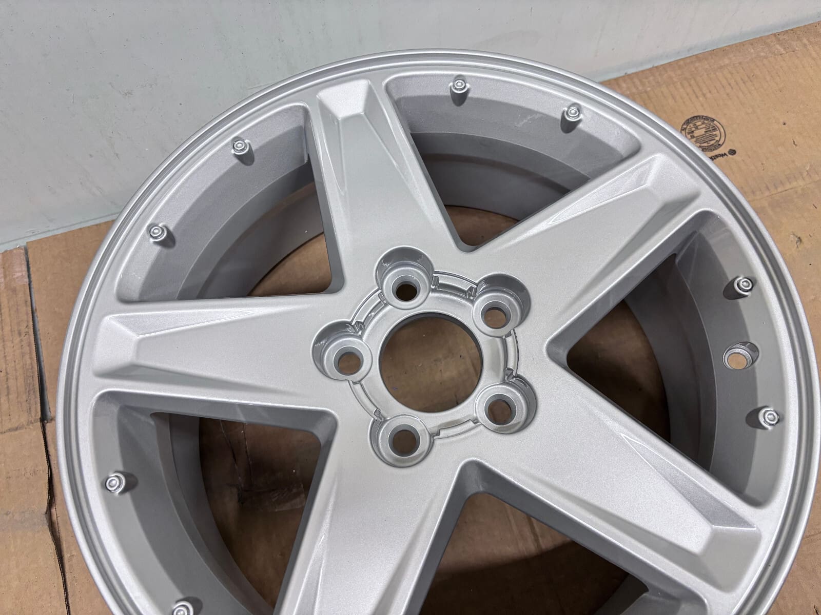 2005-06 Chevy Equinox OEM Wheel 17x7 9595554 Aluminum Rim - 1 Rim - Image 9