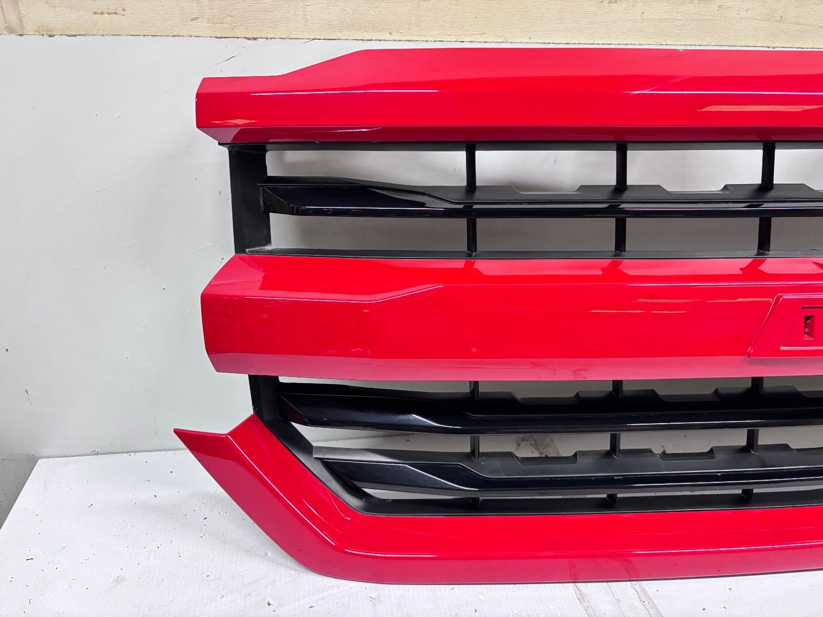 2016-2018 Chevy Silverado 1500 Z71 Red Front OEM Grille 23485656 - Image 2