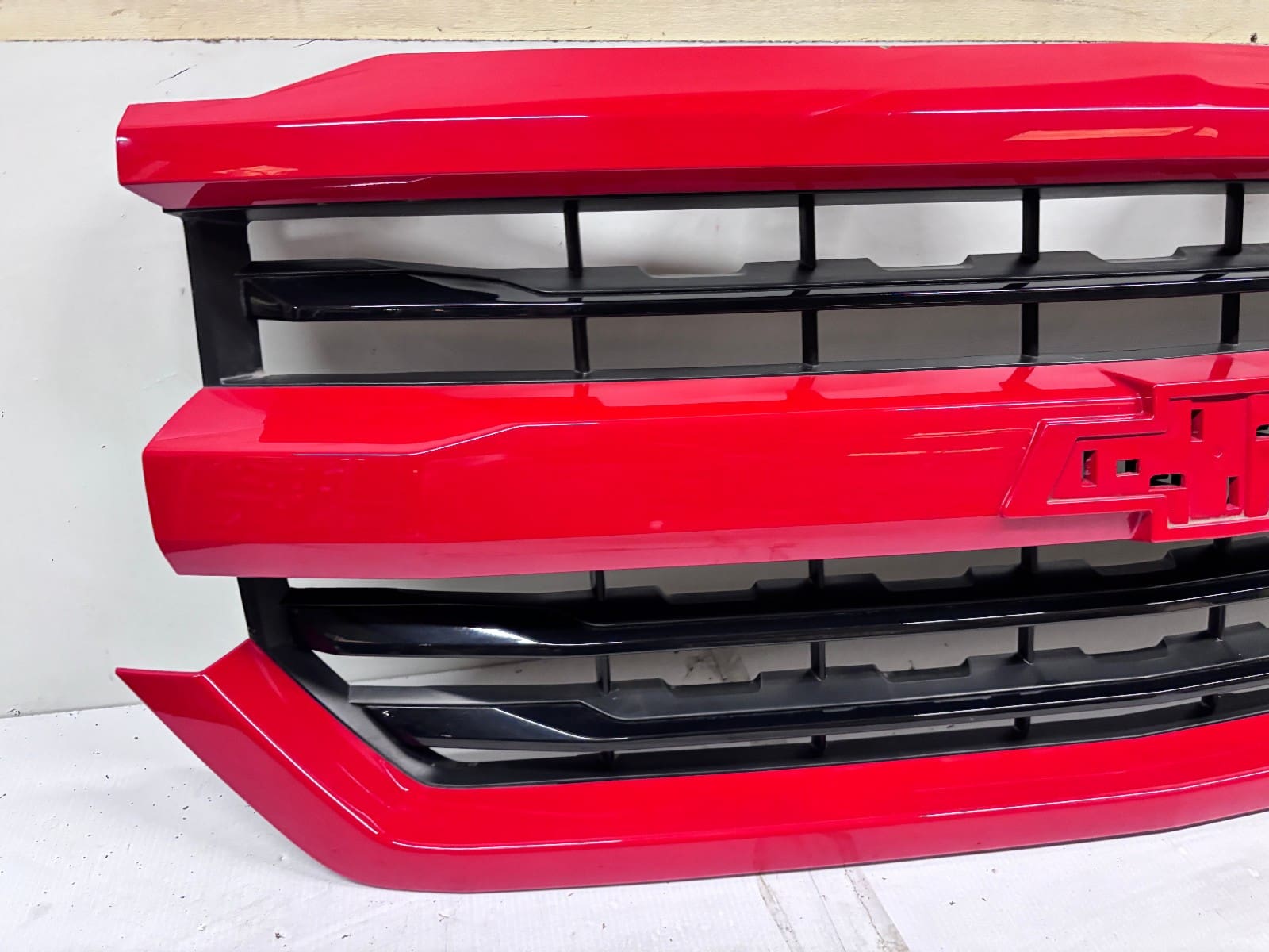 2016-2018 Chevy Silverado 1500 Z71 Red Front OEM Grille 23485656 - Image 3