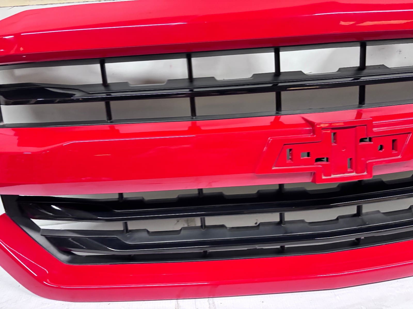 2016-2018 Chevy Silverado 1500 Z71 Red Front OEM Grille 23485656 - Image 4