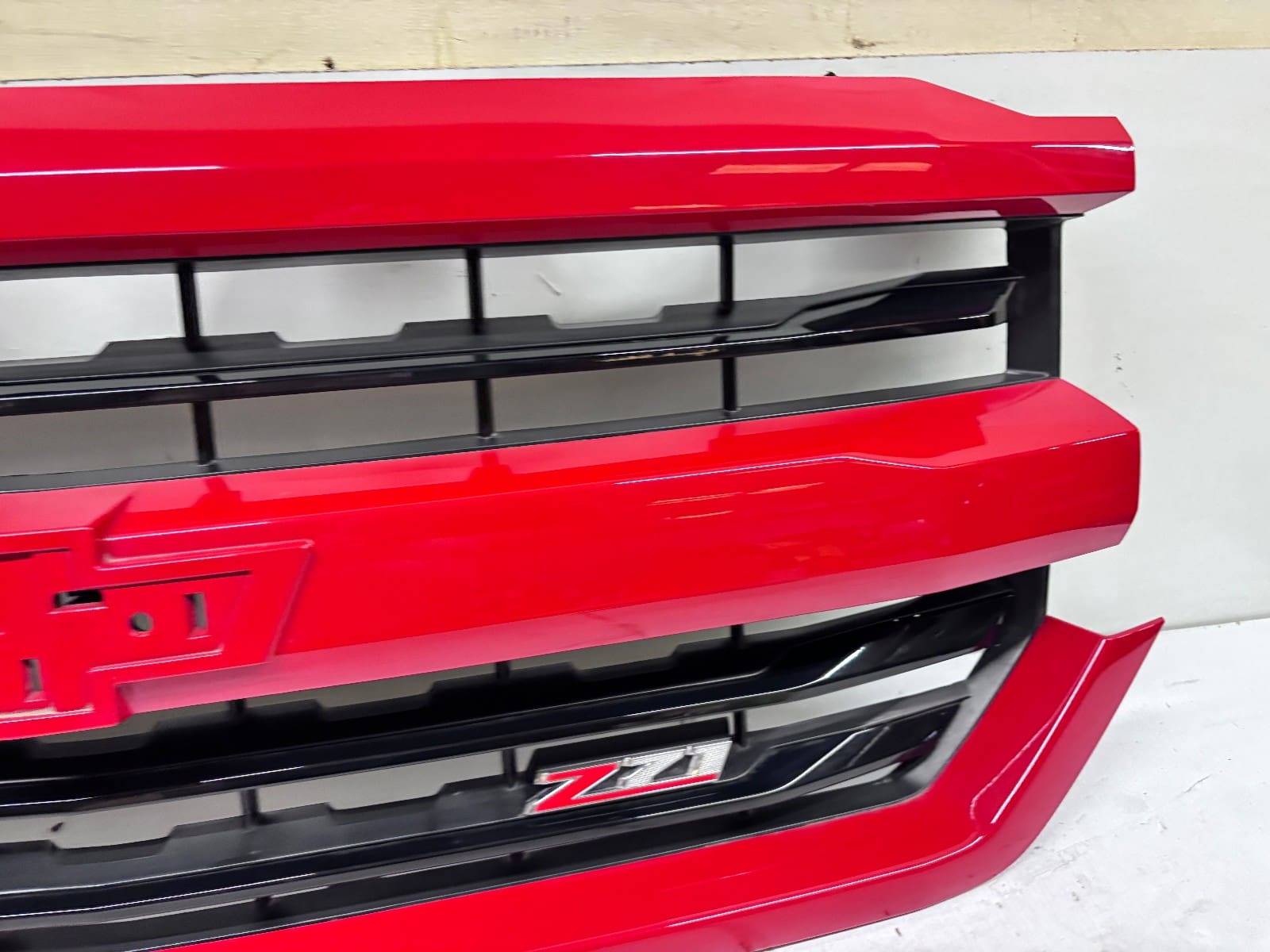 2016-2018 Chevy Silverado 1500 Z71 Red Front OEM Grille 23485656 - Image 7