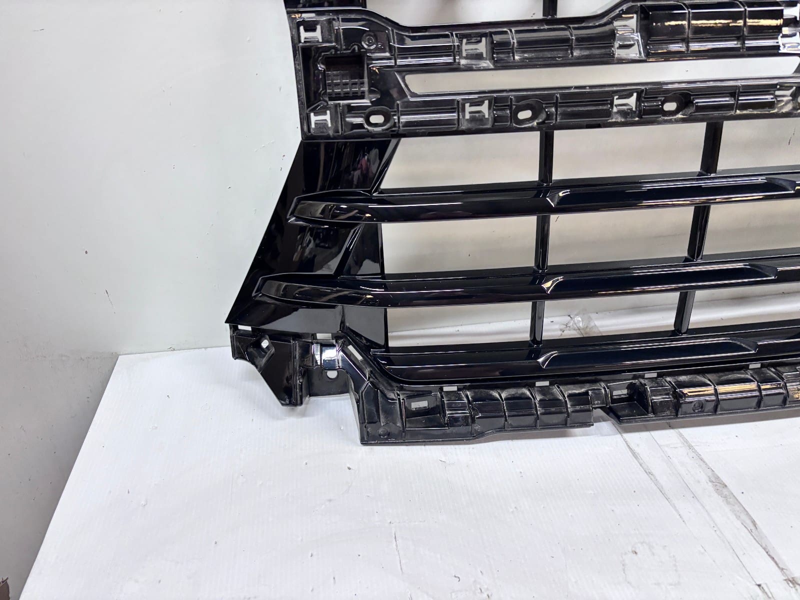 2024-25 Chevy Silverado 2500 3500 Black Front OEM Grille 86533007 - Image 2