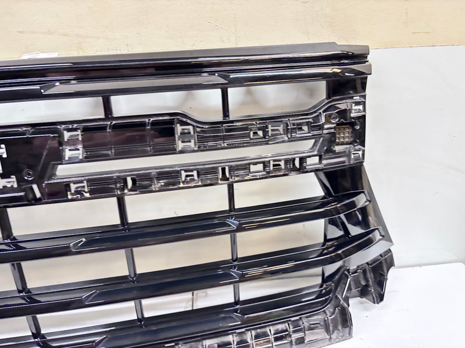 2024-25 Chevy Silverado 2500 3500 Black Front OEM Grille 86533007 - Image 10