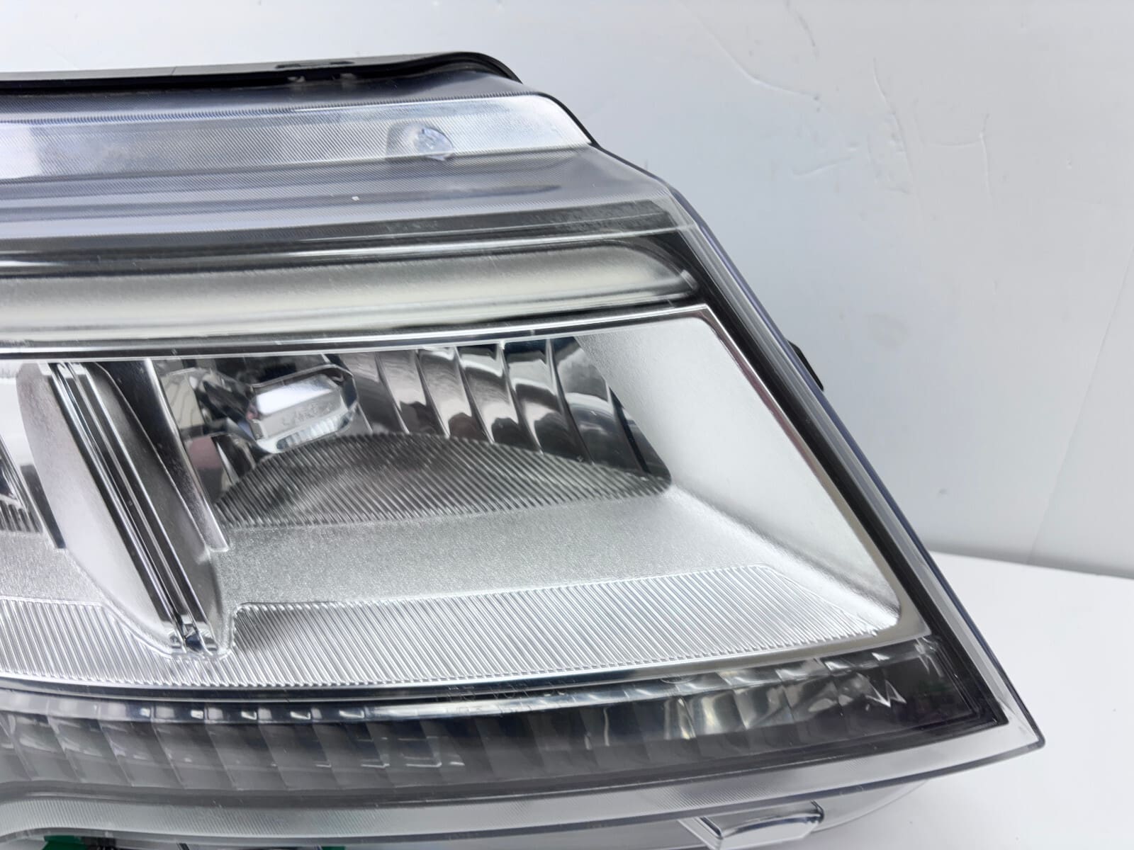 2016-19 Ford Explorer LED Front Right OEM Headlight HB5313005BB Used - Image 3