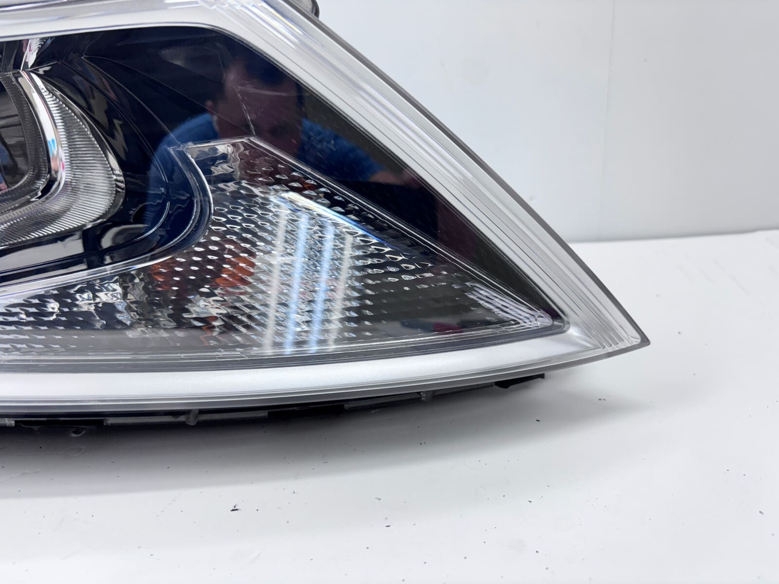 2011-13 Kia Optima Hybrid Xenon HID Front Right OEM Headlight 92102-44030 - Image 2