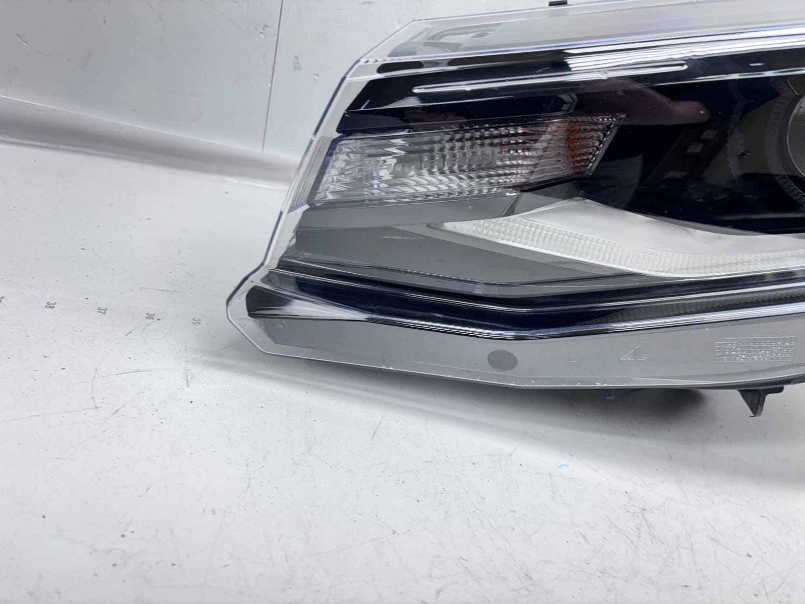 2016-18 Chevy Camaro Xenon HID Front Left OEM Headlight 84364823 - Image 7