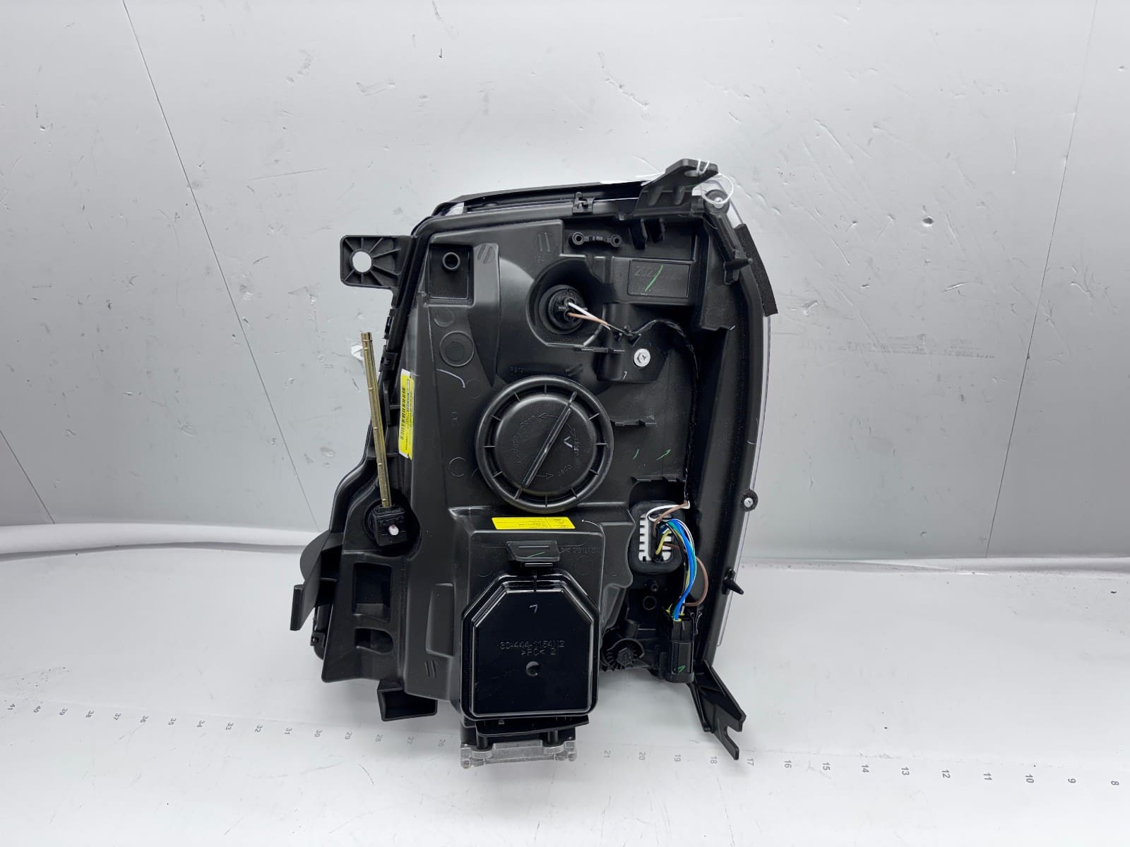 2009-14 Cadillac Escalade Xenon HID Front Right CAPA Headlight 19351931 - Image 18