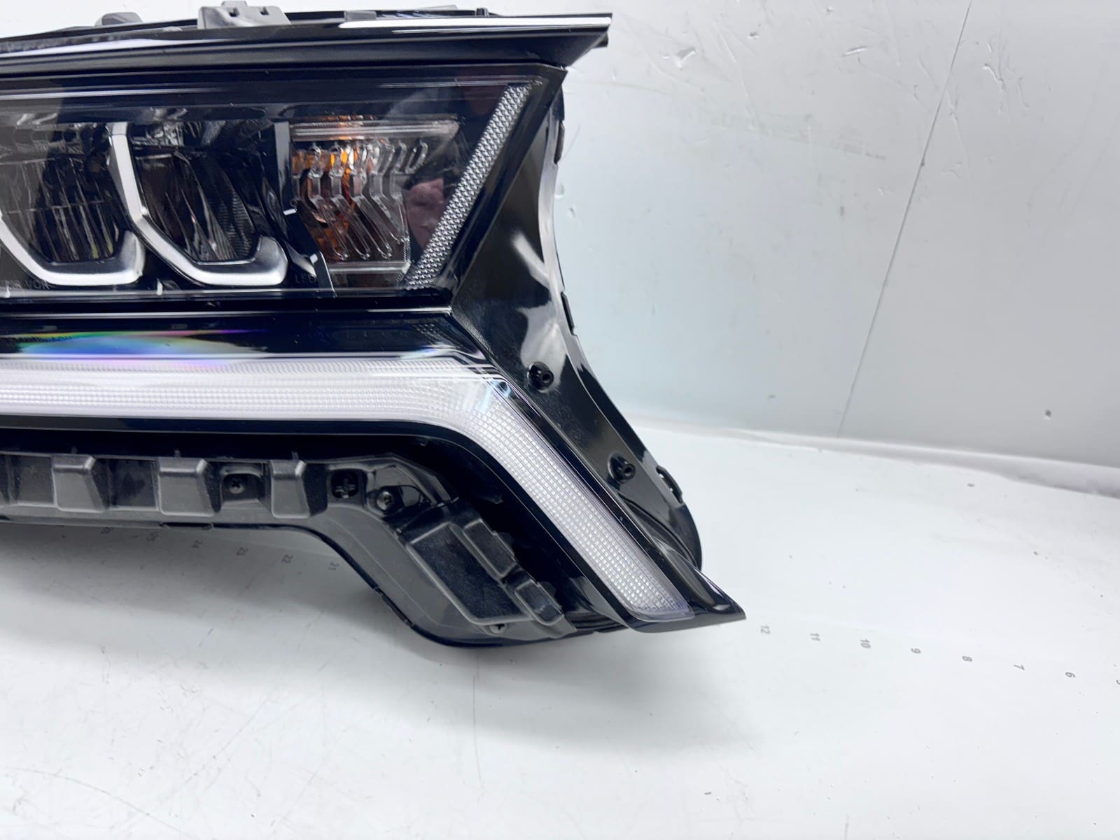2021-2023 Kia Sorento LED Front Right OEM Headlight 92102-R5020 - Image 4