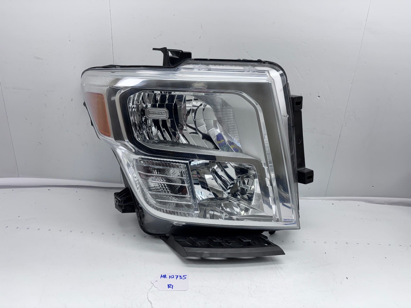 2016-19 Nissan Titan Halogen Front Right OEM Headlight 26010-EZ21A