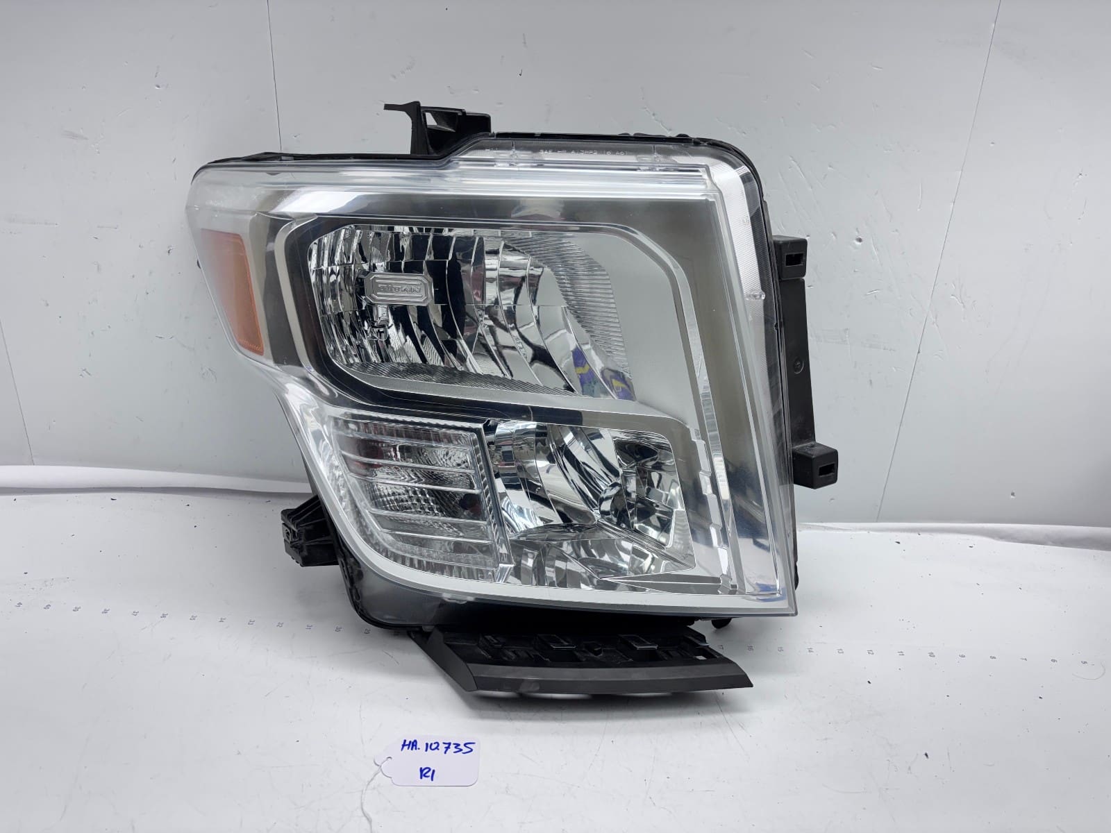2016-19 Nissan Titan Halogen Front Right OEM Headlight 26010-EZ21A - Image 2