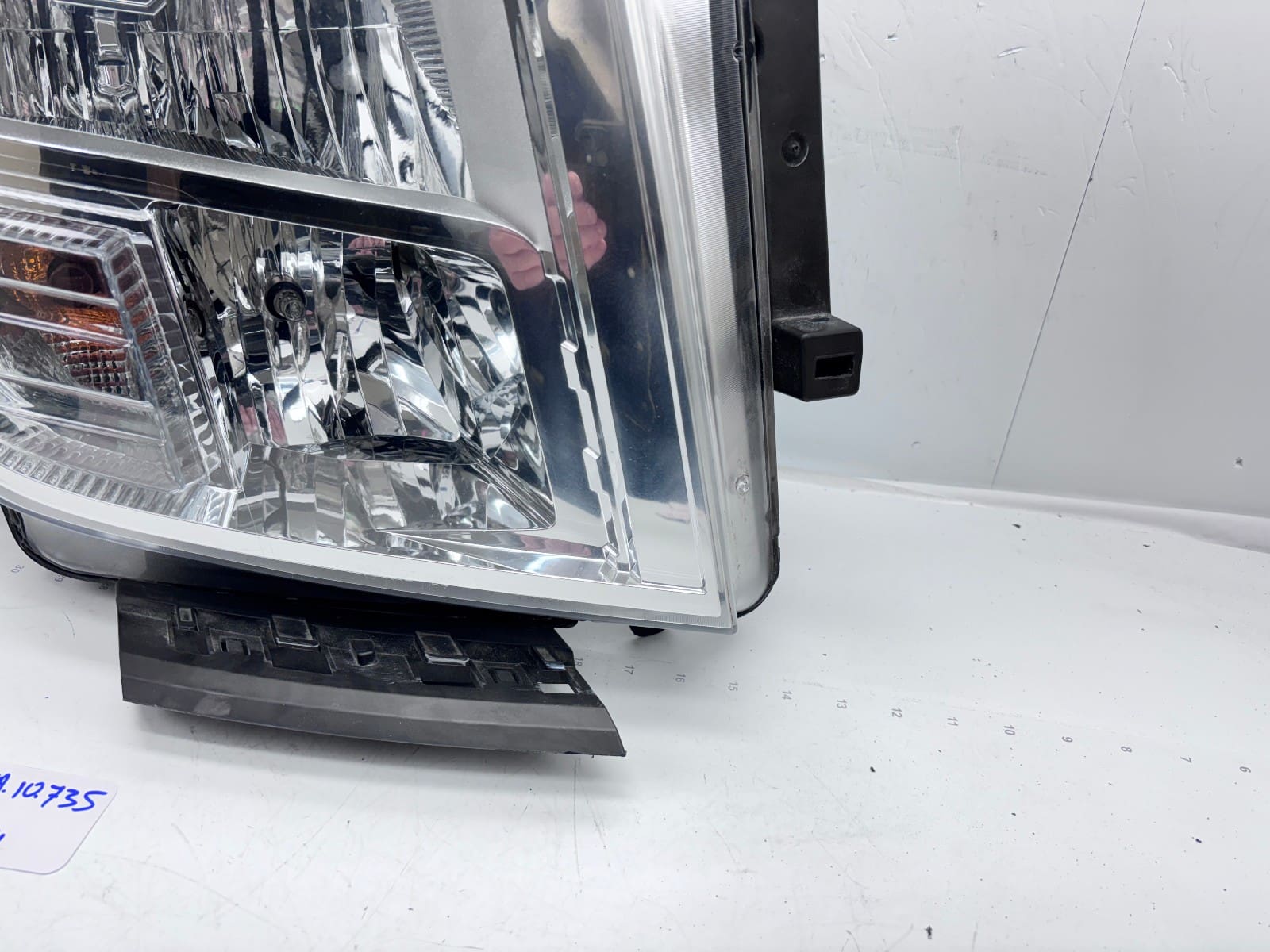 2016-19 Nissan Titan Halogen Front Right OEM Headlight 26010-EZ21A - Image 3