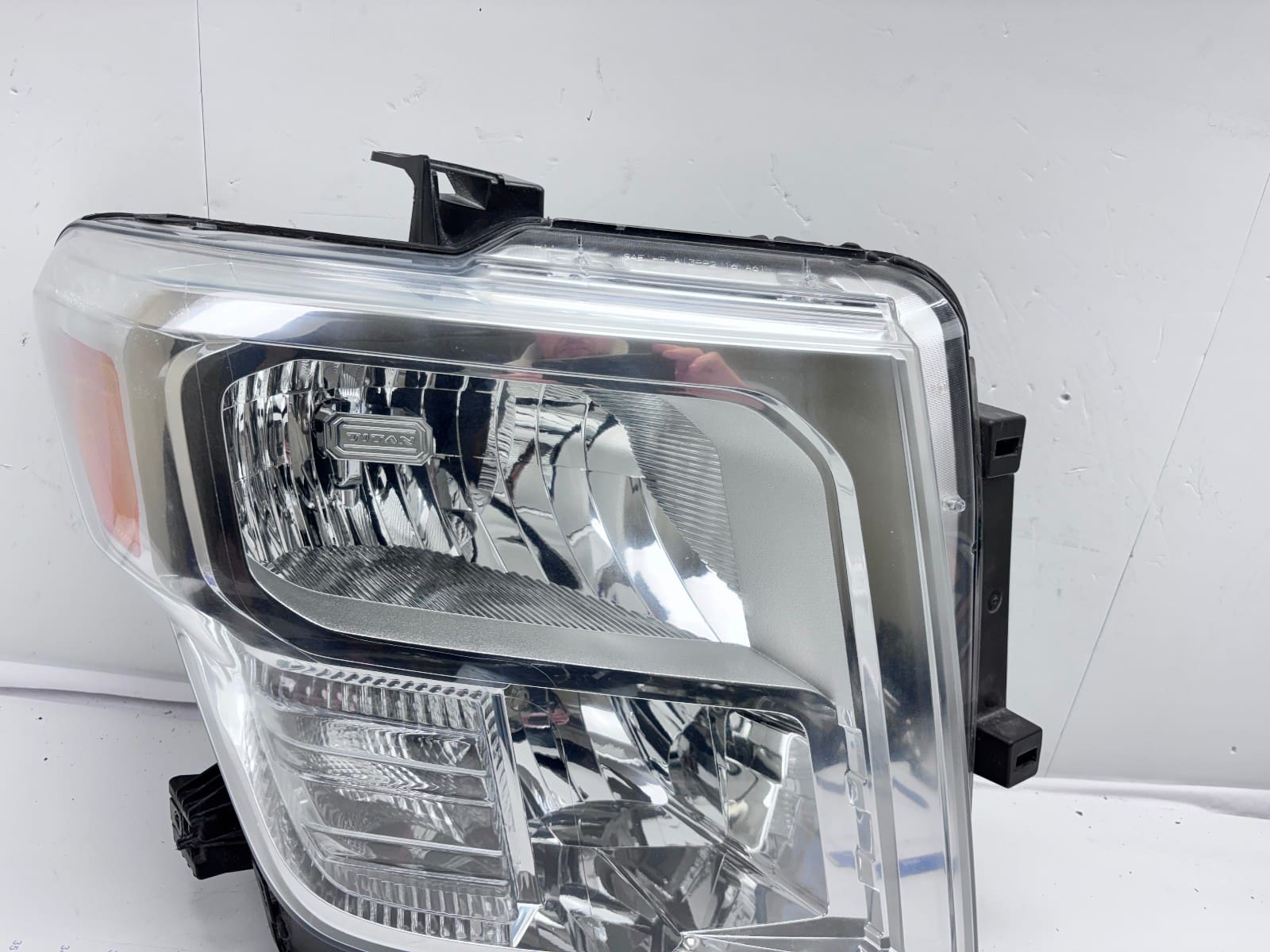 2016-19 Nissan Titan Halogen Front Right OEM Headlight 26010-EZ21A - Image 7