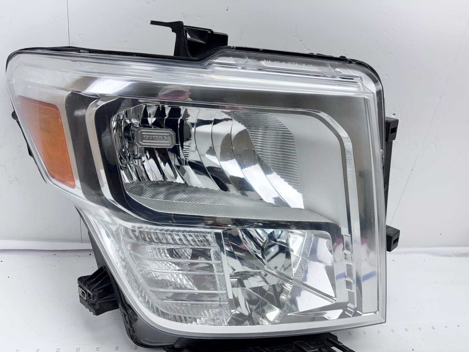 2016-19 Nissan Titan Halogen Front Right OEM Headlight 26010-EZ21A - Image 8