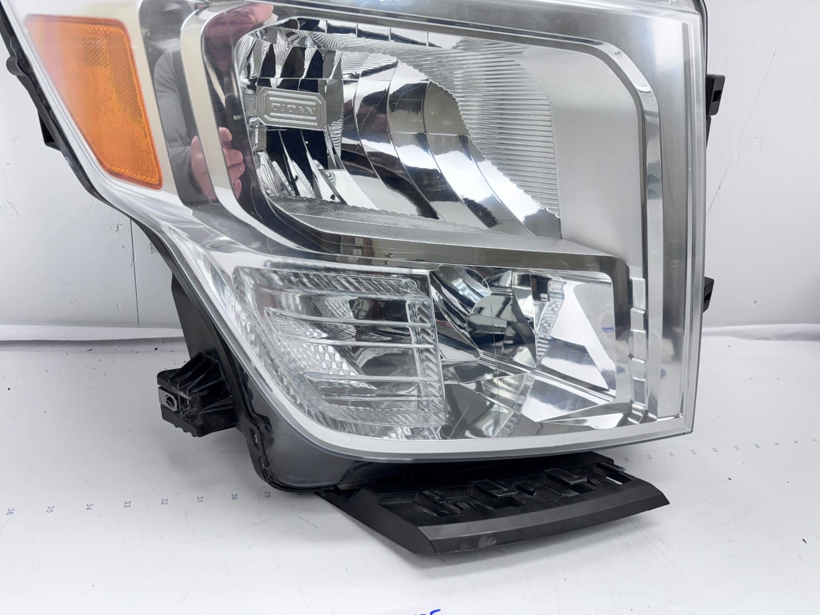 2016-19 Nissan Titan Halogen Front Right OEM Headlight 26010-EZ21A - Image 9