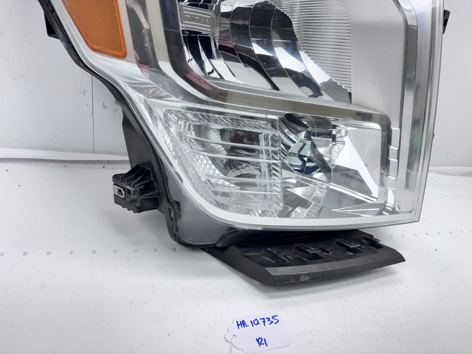 2016-19 Nissan Titan Halogen Front Right OEM Headlight 26010-EZ21A - Image 10