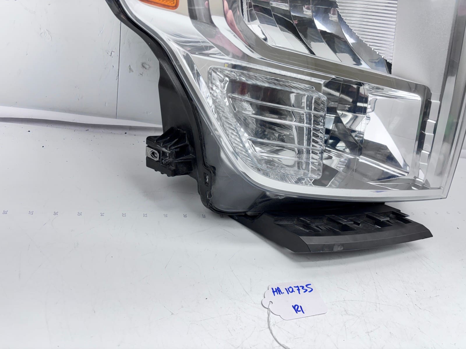 2016-19 Nissan Titan Halogen Front Right OEM Headlight 26010-EZ21A - Image 11