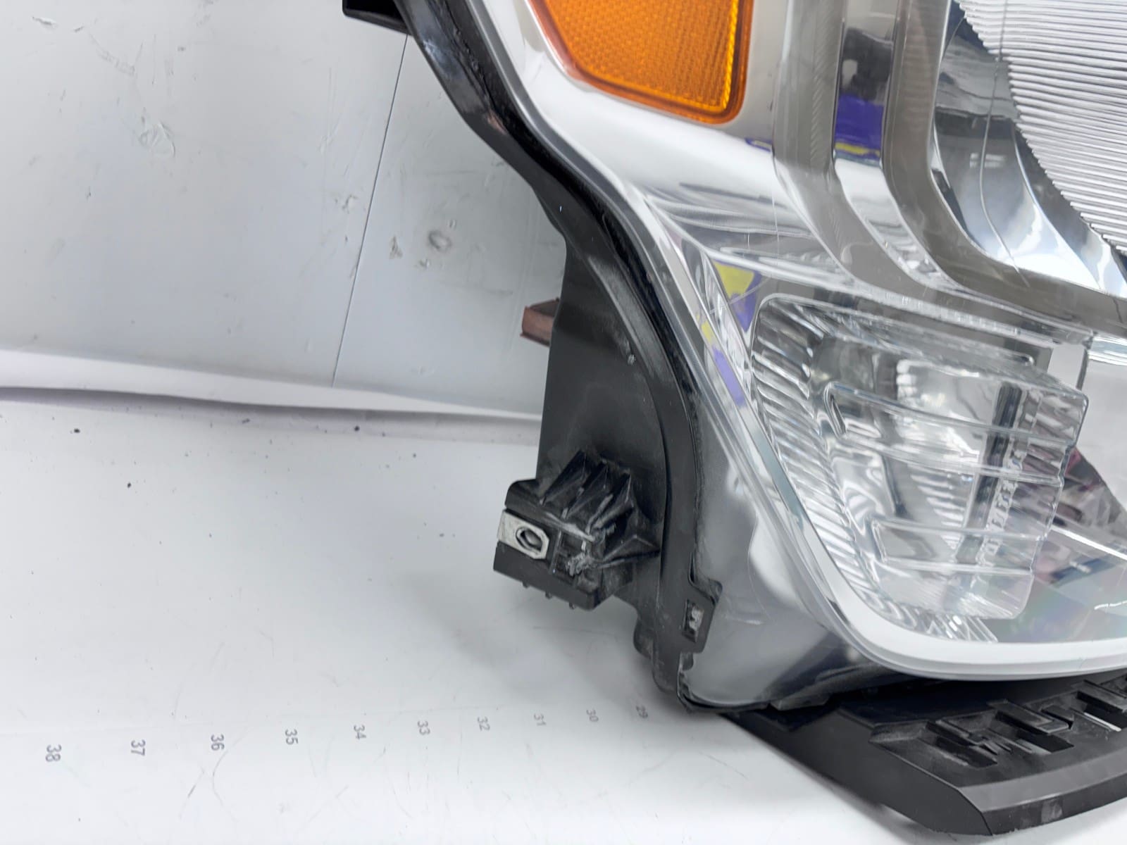 2016-19 Nissan Titan Halogen Front Right OEM Headlight 26010-EZ21A - Image 13