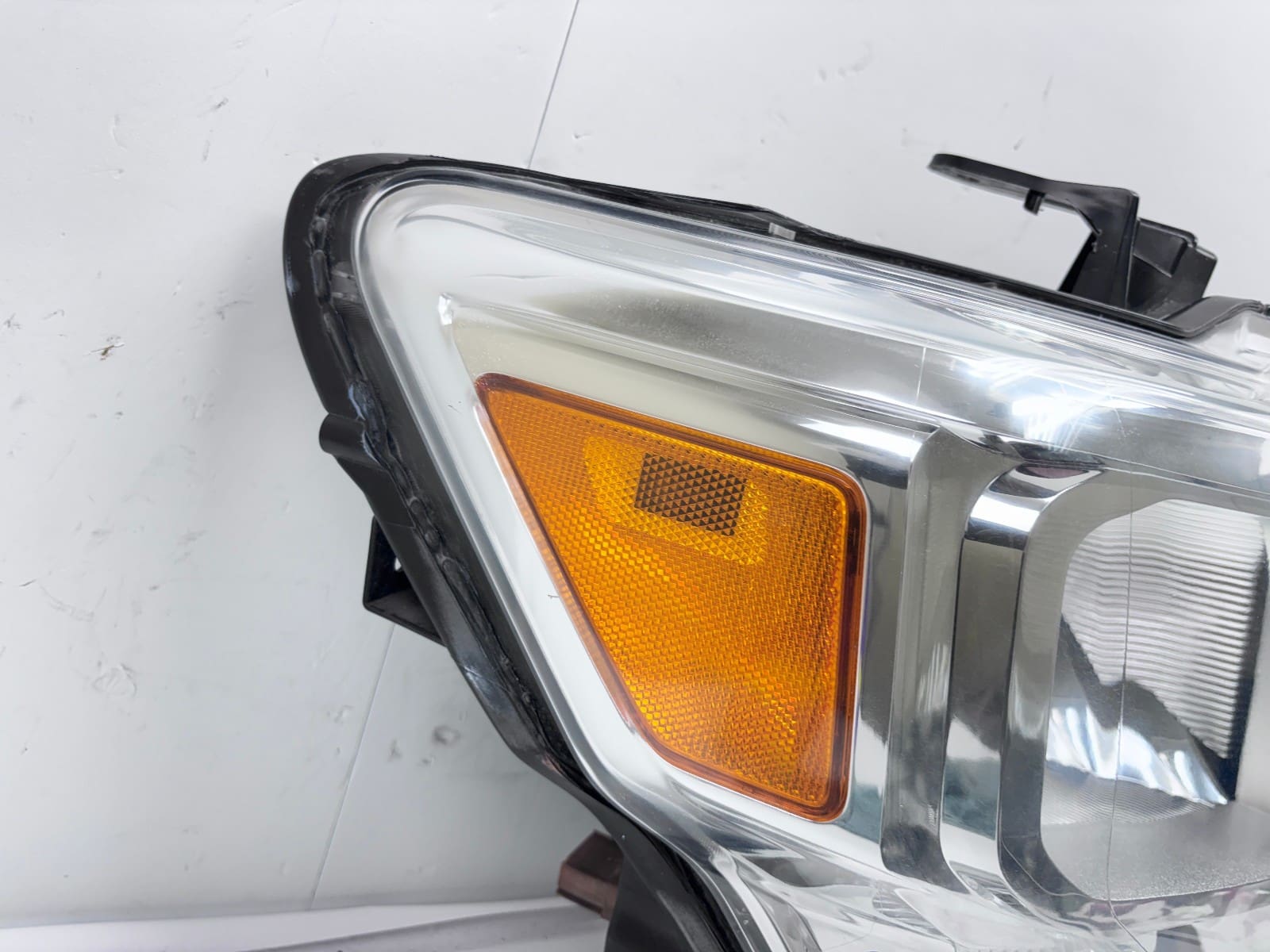 2016-19 Nissan Titan Halogen Front Right OEM Headlight 26010-EZ21A - Image 15