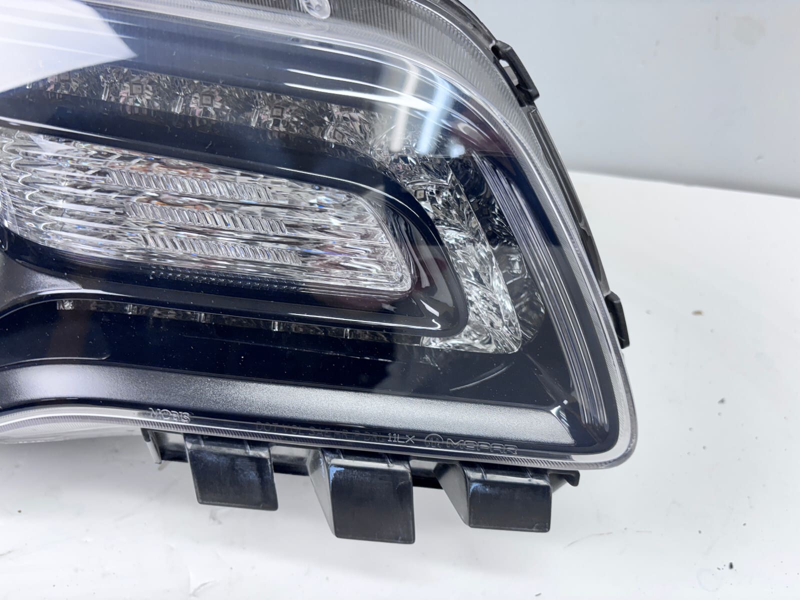 2011-14 Chrysler 300 C Xenon Front Right OEM Headlight 68085418AG - Image 3