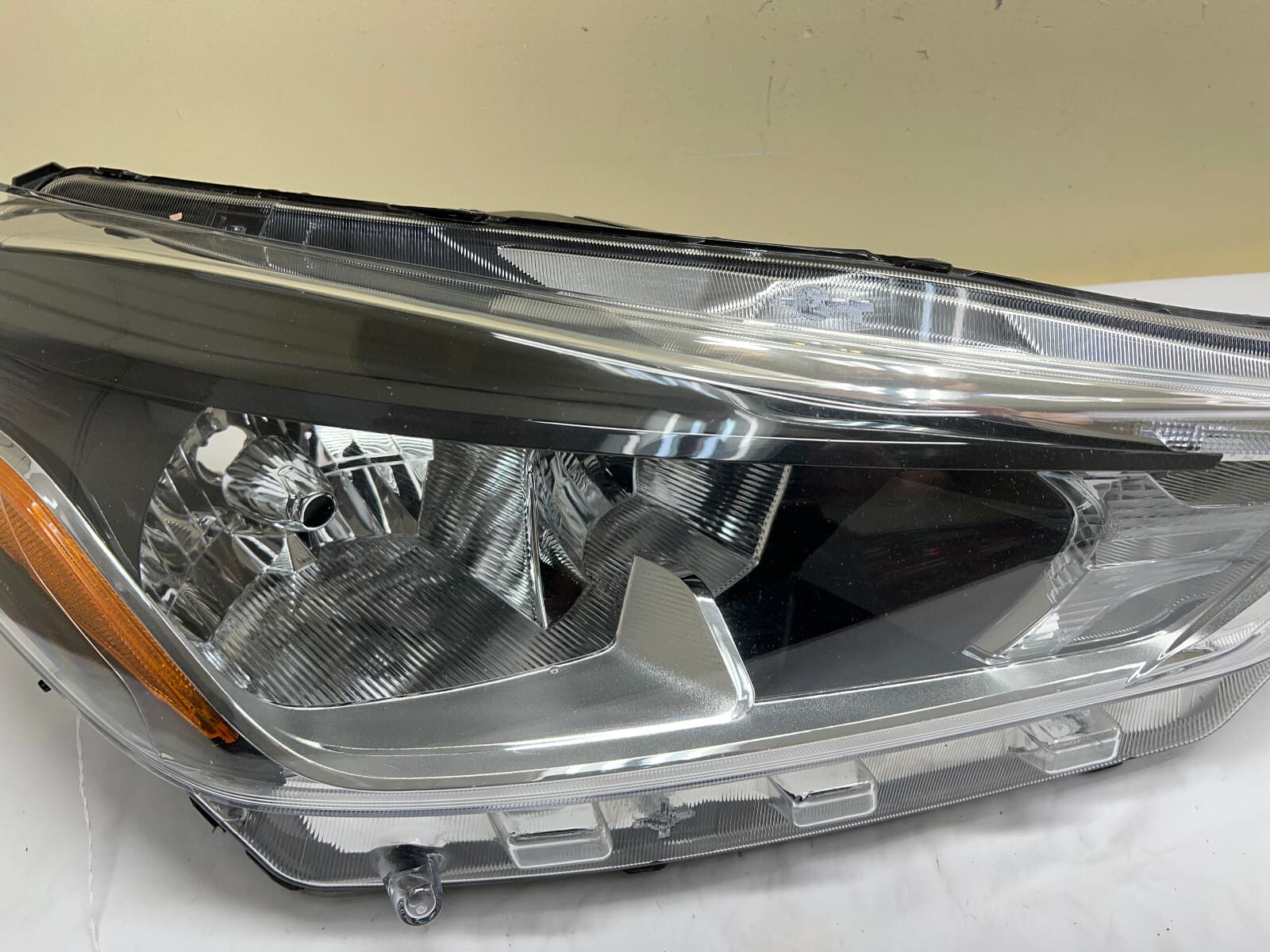 2018-20 Nissan Kicks Halogen Front Right OEM Headlight 260105RL0A - Image 5